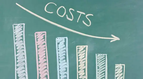 Grafico a barre disegnato a mano con la parola "COSTS" e una freccia discendente, simbolo di riduzione costi aziendali.
