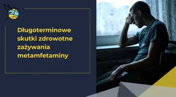 Młody mężczyzna siedzi przy oknie, pogrążony w myślach. Tekst informuje o długoterminowych skutkach zażywania narkotyków, ukazując ich niszczycielski wpływ.
