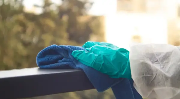 Rękawiczki i ściereczki gotowe do działania. Dowiedz się, jak usunąć klej po naklejce z plastiku, by powierzchnie lśniły czystością.