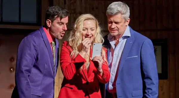 Obsada spektaklu "Nerwica natręctw" w zaskakującej scenie z telefonem.