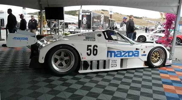 Biały samochód wyścigowy Mazda 787B z numerem 56, gotowy do startu.