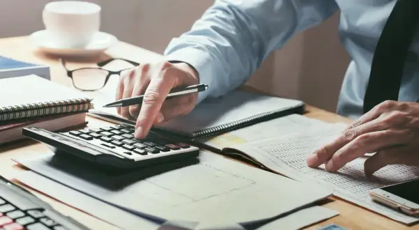 Jakie stawki VAT obowiązują dla PKD 70.22? Sprawdź szczegóły.