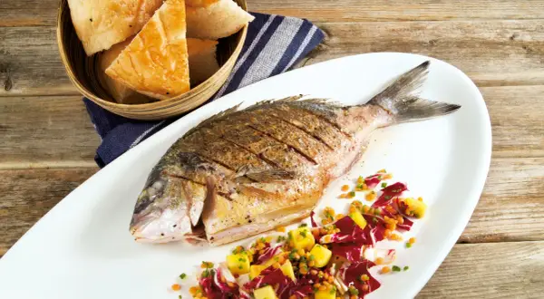 Gegrillte Dorade mit einem bunten Salat aus Radicchio, Linsen und Mango. Ein leichter Salat, der wunderbar zeigt, welcher Salat passt zu Dorade. Dazu gibt es frisches Brot.