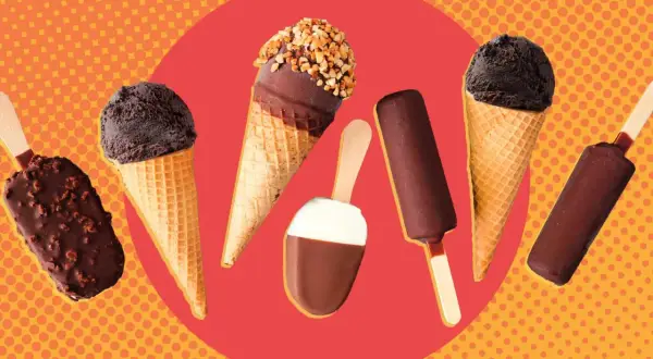 Różne lody na patyku i w wafelkach, w tym czekoladowy polar magnum, na tle z kropkami.