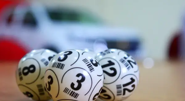 Kulki do gry z numerami 3, 8 i 12. Zastanawiasz się, jak długo ważne są zdrapki lotto?