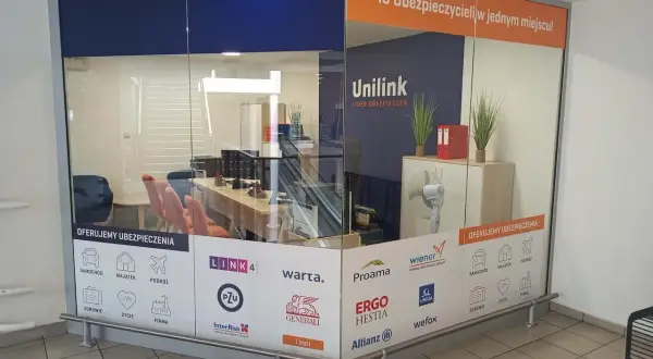 Witryna biura ubezpieczeniowego z logotypami firm i ofertami ubezpieczeń.