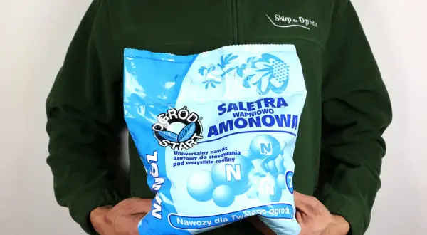 Torba z nawozem saletra amonowa wapniowo-amonowa, uniwersalny nawóz azotowy dla roślin. Skład nawozu widoczny na opakowaniu.