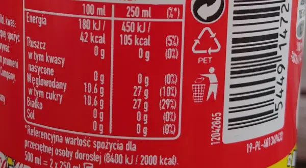 Tabela wartości odżywczych Coca-Cola: 105 kcal w 250 ml. Zawiera 27g cukru.