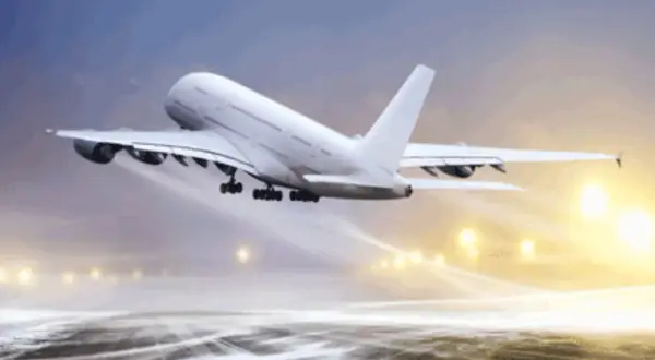 Ein großes weißes Flugzeug hebt ab. Wenn Sie wissen wollen, was tun gegen Flugangst, denken Sie an diesen Moment der Freiheit.