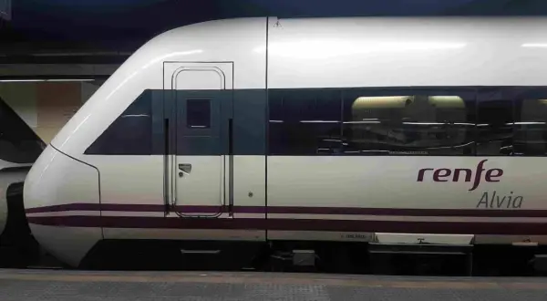 Tren Renfe Alvia en estación, listo para cubrir la distancia Santiago Madrid.