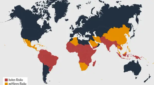 Weltkarte zeigt Risikogebiete für Impfungen bei einer Weltreise. Rot: hohes Risiko, Orange: mittleres Risiko, Dunkelblau: geringes Risiko.