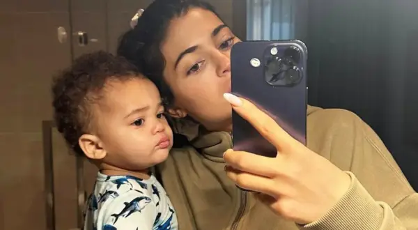 Kylie Jenner robi selfie z synkiem, jednym z dzieci Travisa Scotta. Maluch ma na sobie piżamkę w rekiny.
