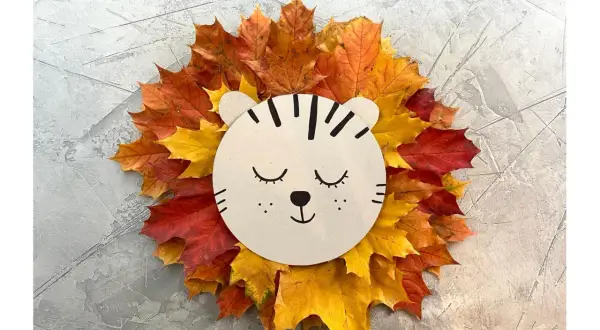 Süßer Löwe aus bunten Herbstblättern, ein tolles Bastelprojekt für Kinder.