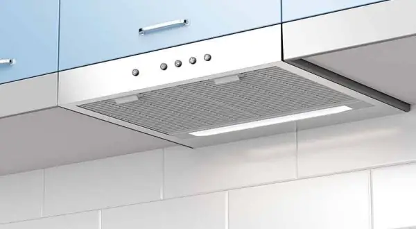 Campana extractora moderna de acero inoxidable, lista para cambiar y mejorar tu cocina.