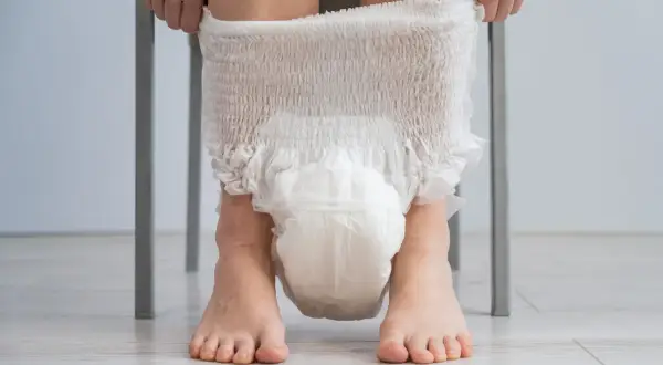 Kiedy zmieniać pampersa, aby uniknąć podrażnień i dyskomfortu?