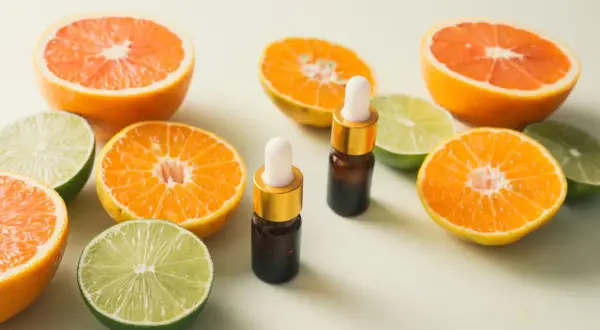 Krople z cytrusami i olejkami. Naturalne witaminy w kosmetyce dla promiennej cery.