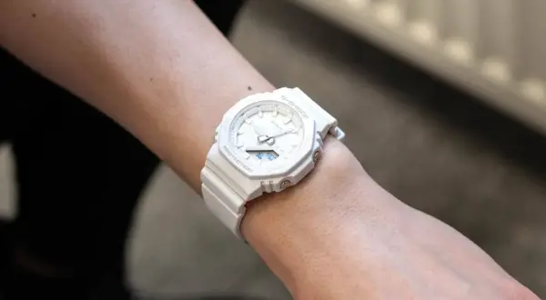 Biały zegarek damski Casio G-Shock na nadgarstku.