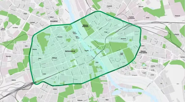 Mapa Warszawy z zaznaczoną zieloną obwódką: strefa czystego transportu obejmuje Śródmieście, Wola, Praga Północ i Południe.
