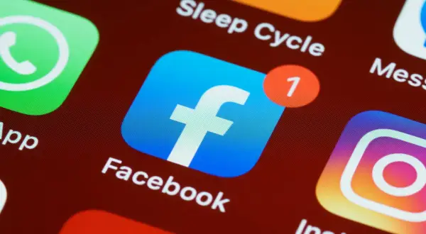 Ikona Facebook z powiadomieniem "1". Dowiedz się, jak połączyć strony na Facebooku, aby efektywnie zarządzać swoją obecnością online.