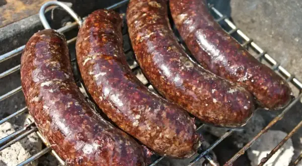 Kaszanki grillowane na ruszcie, soczyste i rumiane.