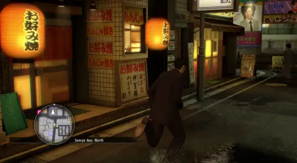 Mężczyzna w garniturze biegnie ulicą w japońskim mieście, mijając lampiony z napisem "yakuza co to".