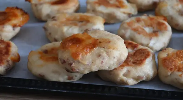 Polpette di pollo dorate e gustose, pronte per essere gustate.