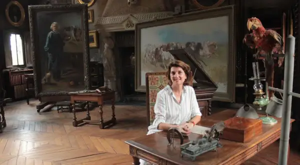 Portrait de Rosa Bonheur dans son atelier, entourée de ses œuvres.