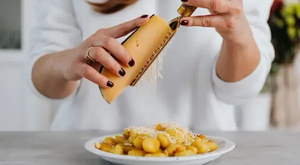 Co zamiast parmezanu? Najlepsze zamienniki, które musisz znać