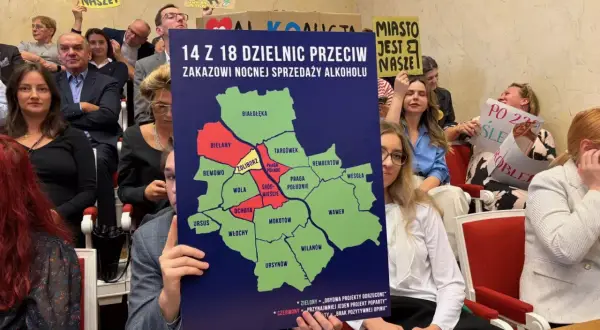 Ludzie protestują przeciwko prohibicji nocnej sprzedaży alkoholu w Warszawie. Mapa pokazuje, które dzielnice są przeciw.