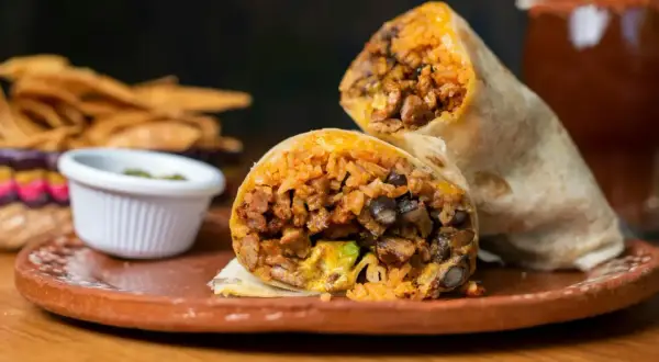 Pyszny burrito z kurczakiem, ryżem i fasolą, podane z salsą i chipsami. Idealne na szybki lunch.