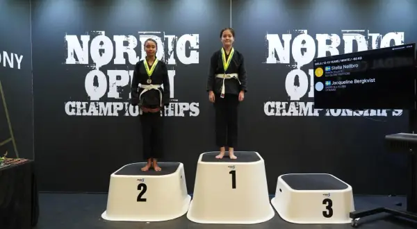 Två unga tjejer på prispallen efter en tävling i nordic open bjj.