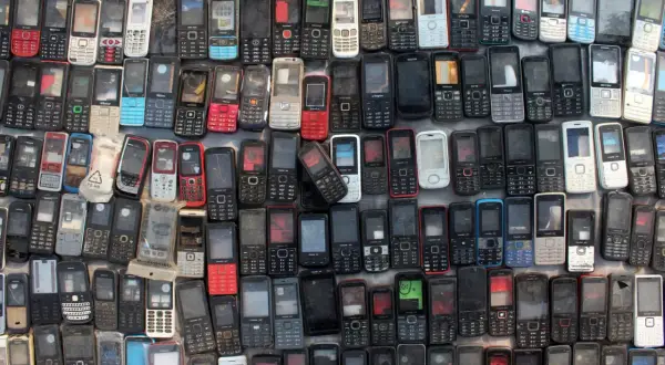 Stos starych telefonów komórkowych, gotowych do pracy w domu pakowanie.
