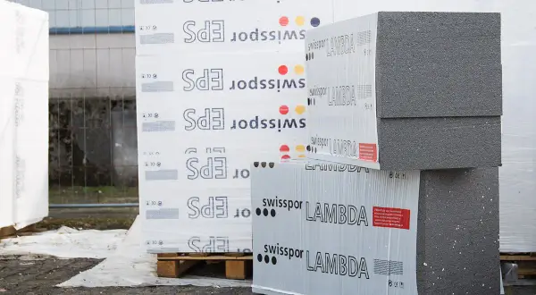 Styropian grafitowy czy biały na elewację? Na zdjęciu widać stosy płyt EPS. Grafitowy styropian "LAMBDA" wygląda na bardziej zaawansowany technologicznie.