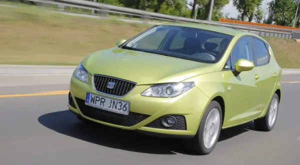 Zielony Seat Ibiza 4 w ruchu. Wymiana żarówki przód w tym modelu jest prosta.