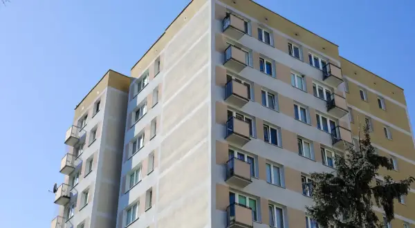 Warszawski blok mieszkalny z balkonami. Zastanawiasz się, ile wynosi czynsz za mieszkanie własnościowe w Warszawie?