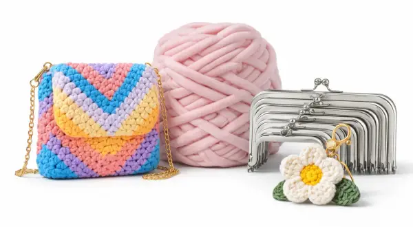 Borsa arcobaleno e gomitolo rosa, pronti per nuovi lavori uncinetto. Accessori per creare con le tue mani.
