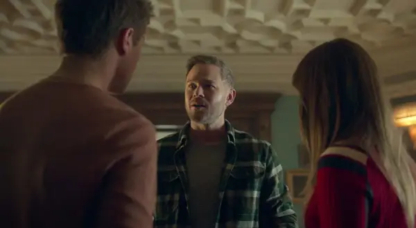 Aaron Ashmore im Gespräch mit zwei Personen. Ein Ausschnitt aus seinen Filmen und Serien.