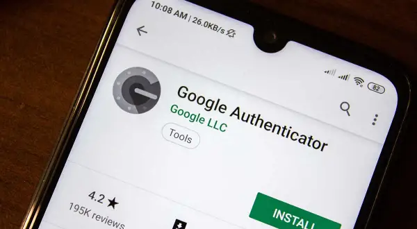 Ekran telefonu z aplikacją Google Authenticator. Dowiedz się, google authenticator jak działa, aby zwiększyć bezpieczeństwo swoich kont.