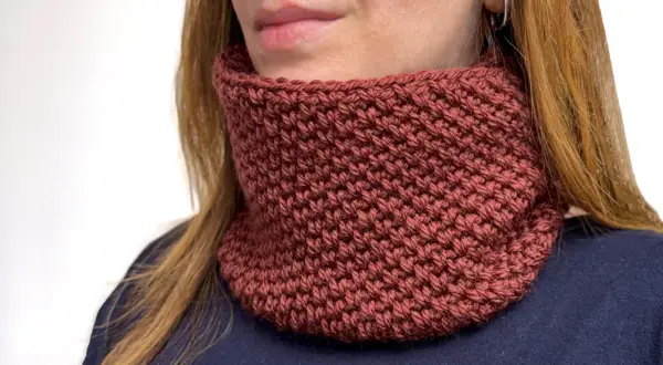 Modelli scaldacollo ai ferri schemi gratis: un caldo accessorio fatto a mano, perfetto per l'inverno.