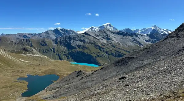 Widok na alpejskie jeziora i ośnieżone szczyty. Trasa Haute Route oferuje takie krajobrazy.