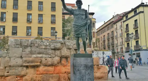 Estatua de Augusto en Zaragoza, junto a restos de muralla romana. Un lugar que evoca la historia de los museos romanos Zaragoza.