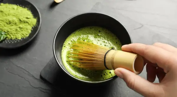Przygotowanie herbaty matcha. Warto znać jej przeciwwskazania, zanim zaczniesz pić ten napój.
