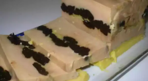 Tranche de foie gras mi-cuit aux pruneaux, une recette foie gras armagnac qui promet un délice.