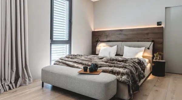 Gemütliches Schlafzimmer mit Holzbett, Felldecke und Fenster. Perfekte schlafzimmer inspiration für Ihr Zuhause.