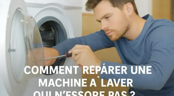 Un homme répare une machine à laver qui n'essore plus. Il utilise un tournevis pour examiner le tambour.
