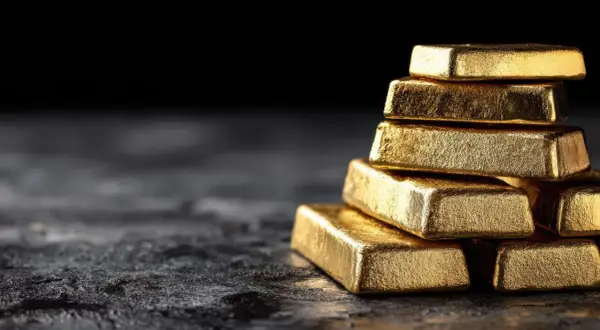 Una pila de lingotes de oro relucientes, tan valiosos que incluso el oro se raya.