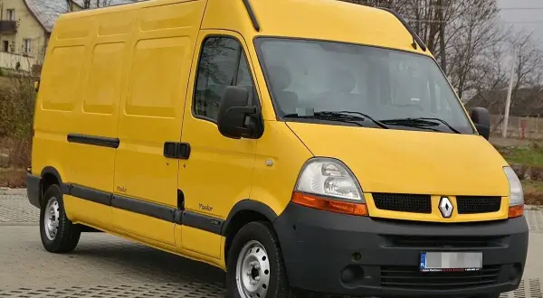 Żółty Renault Master 2.5 dCi, idealny do pracy. Wiele pozytywnych renault master 2.5 dci opinie potwierdza jego niezawodność.