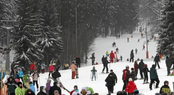 Tłumy narciarzy i snowboardzistów na stoku, przygotowujących się do szusowania. Wspaniałe ferie lubelskie 2026!