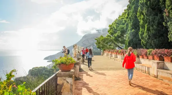 Spacer po tarasie widokowym z rzeźbami i widokiem na morze. Idealne miejsce, by zobaczyć Amalfi.