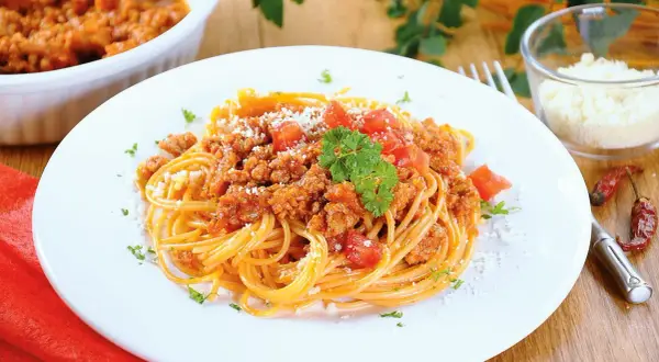 Ile kcal ma spaghetti bolognese z makaronem? Sprawdź kaloryczność!